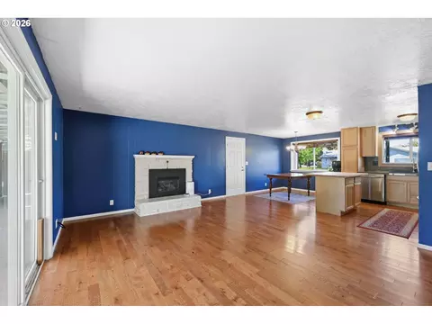 Living - 1233 Kenray Loop, Springfield, OR 97477 photo 5 of 7