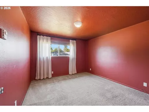 Bedroom - 1233 Kenray Loop, Springfield, OR 97477 photo 2 of 2