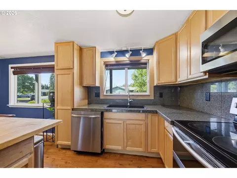 Kitchen - 1233 Kenray Loop, Springfield, OR 97477 photo 1 of 3