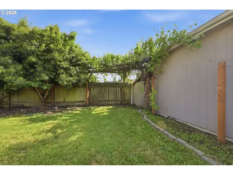 Exterior - 1233 Kenray Loop, Springfield, OR 97477 photo 3 of 6