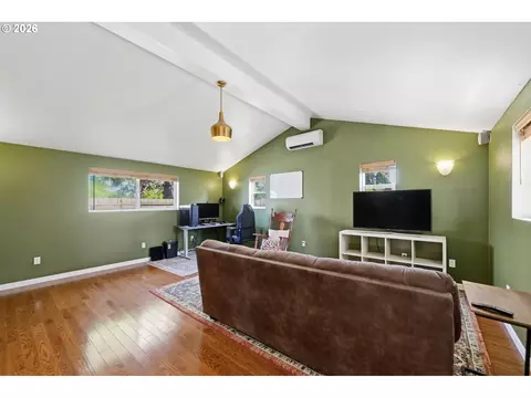 Living - 1233 Kenray Loop, Springfield, OR 97477 photo 6 of 7
