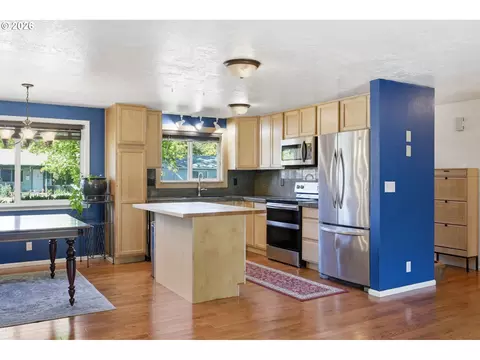 Kitchen - 1233 Kenray Loop, Springfield, OR 97477 photo 3 of 3