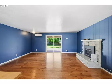 Living - 1233 Kenray Loop, Springfield, OR 97477 photo 3 of 7