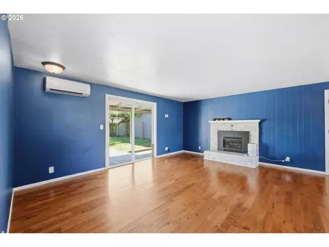 Living - 1233 Kenray Loop, Springfield, OR 97477 photo 2 of 7