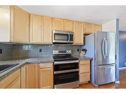 Kitchen - 1233 Kenray Loop, Springfield, OR 97477 photo 2 of 3