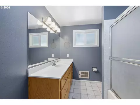 Bath - 1233 Kenray Loop, Springfield, OR 97477 photo 1 of 2