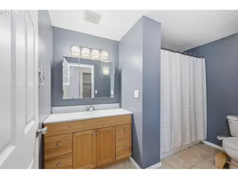 Bath - 1233 Kenray Loop, Springfield, OR 97477 photo 2 of 2