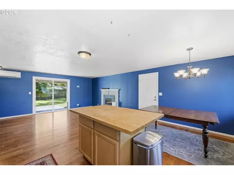 Living - 1233 Kenray Loop, Springfield, OR 97477 photo 4 of 7