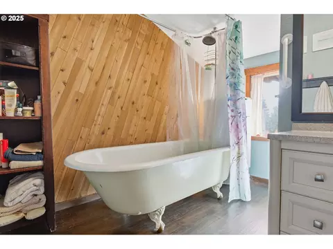 Bath - 3031 Loop Rd, Stevenson, WA 98648 photo 3 of 3