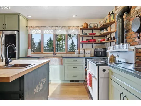 Kitchen - 3031 Loop Rd, Stevenson, WA 98648 photo 2 of 5