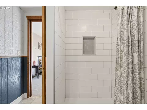 Bath - 3031 Loop Rd, Stevenson, WA 98648 photo 1 of 3