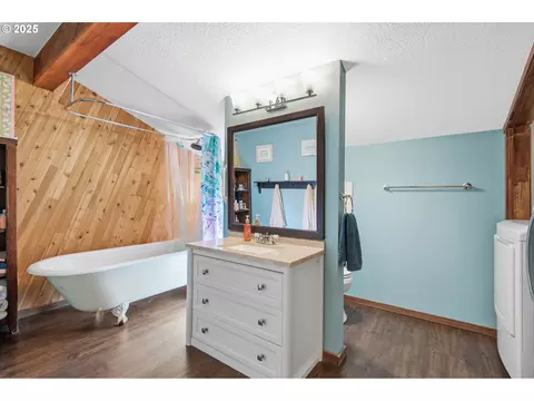Bath - 3031 Loop Rd, Stevenson, WA 98648 photo 2 of 3