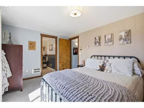Bedroom - 3031 Loop Rd, Stevenson, WA 98648 photo 2 of 4