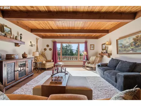 Living - 3031 Loop Rd, Stevenson, WA 98648 photo 3 of 3