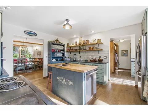 Kitchen - 3031 Loop Rd, Stevenson, WA 98648 photo 4 of 5