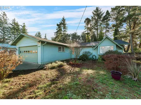 1160 Division St SE, Bandon, OR 97411