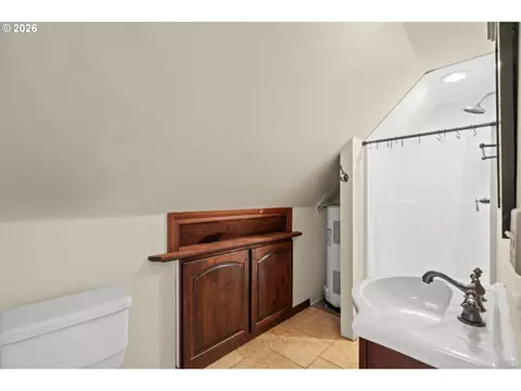 Bath - 614 SE Byers Ave, Pendleton, OR 97801 photo 3 of 3