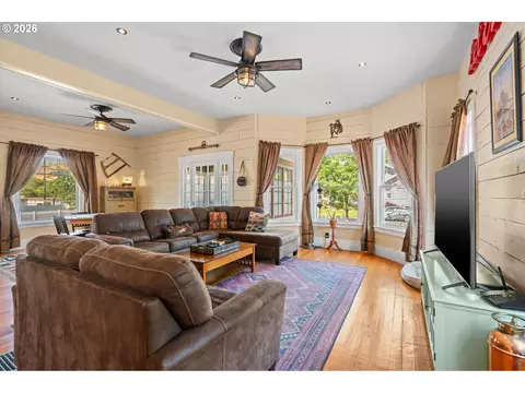 Living - 614 SE Byers Ave, Pendleton, OR 97801 photo 1 of 5