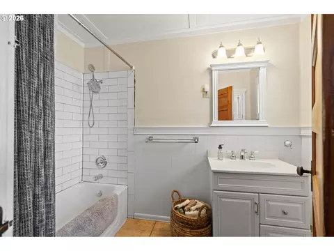 Bath - 614 SE Byers Ave, Pendleton, OR 97801 photo 1 of 3