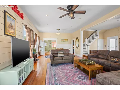 Living - 614 SE Byers Ave, Pendleton, OR 97801 photo 4 of 5