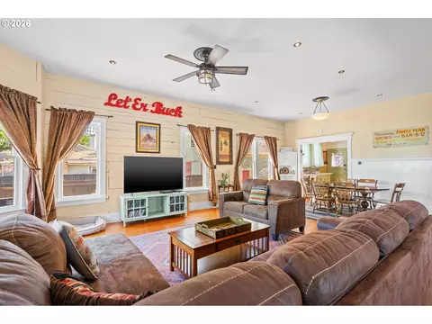 Living - 614 SE Byers Ave, Pendleton, OR 97801 photo 5 of 5