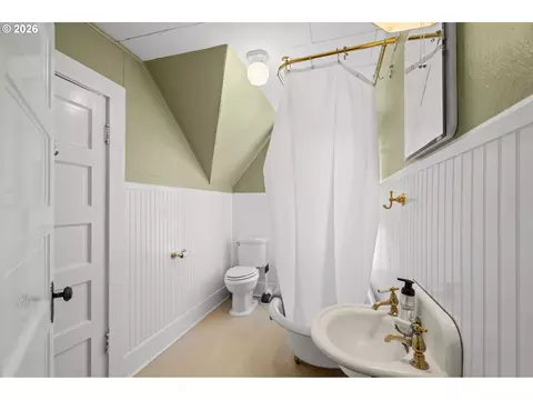 Bath - 614 SE Byers Ave, Pendleton, OR 97801 photo 2 of 3