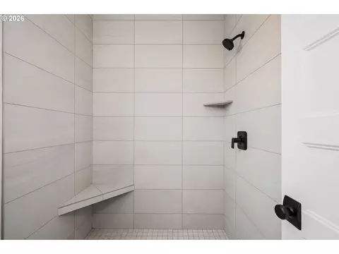 Bath - 89 Churchview Dr, Eugene, OR 97408 photo 2 of 4