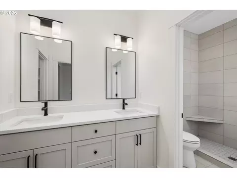 Bath - 89 Churchview Dr, Eugene, OR 97408 photo 1 of 4