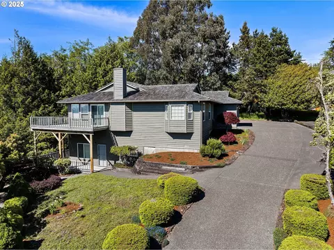 285 Waldorf Pl, Astoria, OR 97103