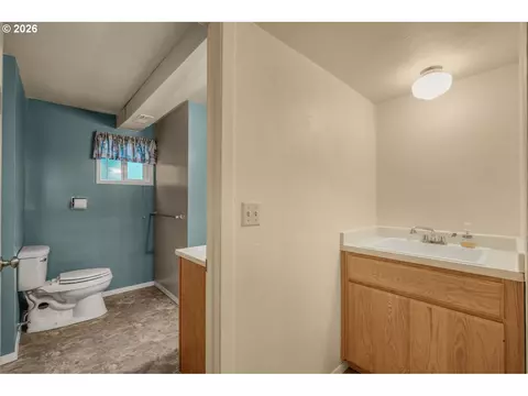 Bath - 2225 W 28th Ave, Eugene, OR 97405 photo 3 of 4