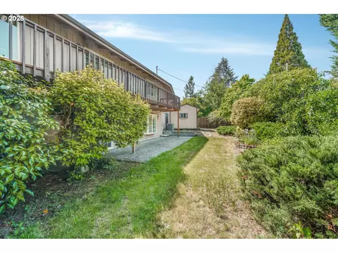 Exterior - 2225 W 28th Ave, Eugene, OR 97405 photo 3 of 7