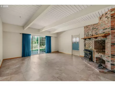 Living - 2225 W 28th Ave, Eugene, OR 97405 photo 5 of 7