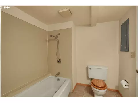 Bath - 2225 W 28th Ave, Eugene, OR 97405 photo 4 of 4
