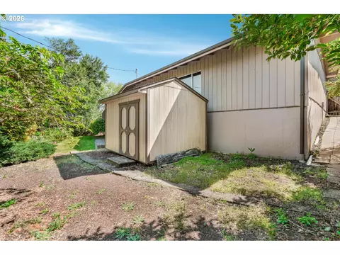 Exterior - 2225 W 28th Ave, Eugene, OR 97405 photo 5 of 7