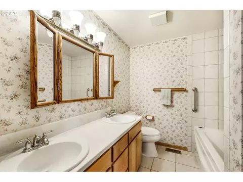 Bath - 2225 W 28th Ave, Eugene, OR 97405 photo 1 of 4