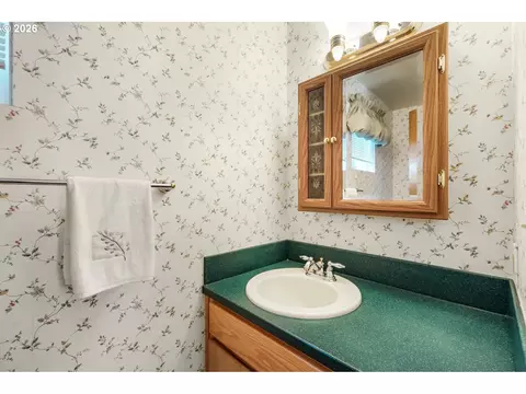 Bath - 2225 W 28th Ave, Eugene, OR 97405 photo 2 of 4