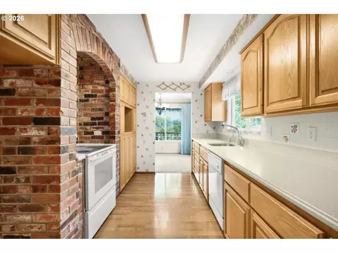 Kitchen - 2225 W 28th Ave, Eugene, OR 97405 photo 3 of 3