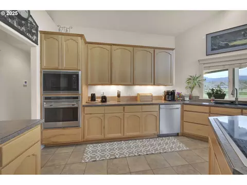 Kitchen - 91375 Marcola Rd, Springfield, OR 97478 photo 3 of 3