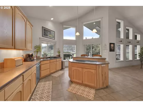 Kitchen - 91375 Marcola Rd, Springfield, OR 97478 photo 2 of 3