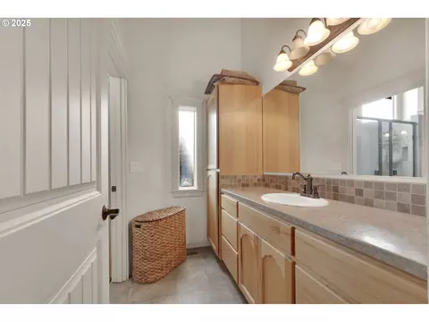 Bath - 91375 Marcola Rd, Springfield, OR 97478 photo 4 of 6