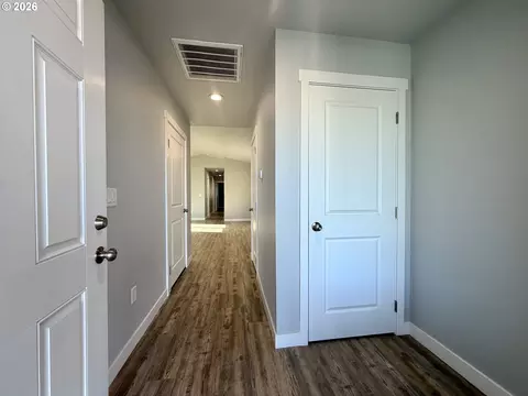 Entry Way - 140 SEighth Ct, Irrigon, OR 97844 photo 1 of 1