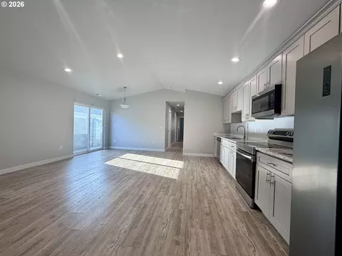 Living - 140 SEighth Ct, Irrigon, OR 97844 photo 1 of 4