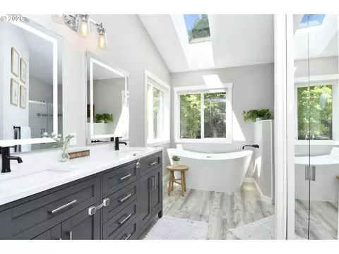 Bath - 151 SE Condor Dr, Gresham, OR 97080 photo 2 of 4