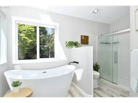 Bath - 151 SE Condor Dr, Gresham, OR 97080 photo 3 of 4