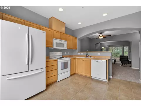 Kitchen - 15430 SW Sparrow Loop #102, Beaverton, OR 97007 photo 3 of 4