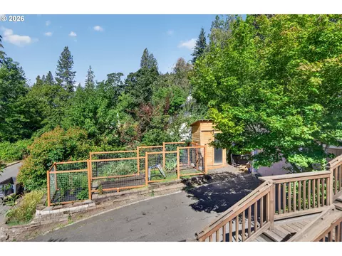 Exterior - 207 W 52nd Ave, Eugene, OR 97405 photo 6 of 13