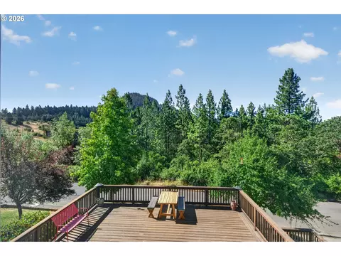 Exterior - 207 W 52nd Ave, Eugene, OR 97405 photo 3 of 13