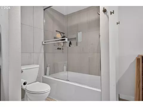 Bath - 207 W 52nd Ave, Eugene, OR 97405 photo 4 of 5
