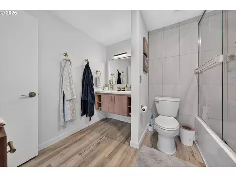 Bath - 207 W 52nd Ave, Eugene, OR 97405 photo 3 of 5