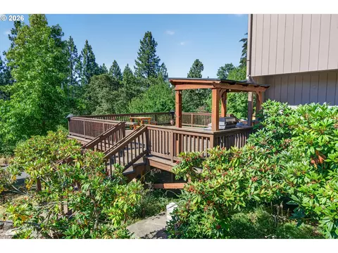 Exterior - 207 W 52nd Ave, Eugene, OR 97405 photo 10 of 13